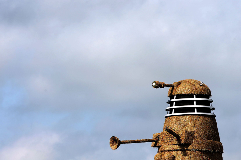 Illustration for article titled 35-foot-tall straw Dalek terrorizes British countryside
